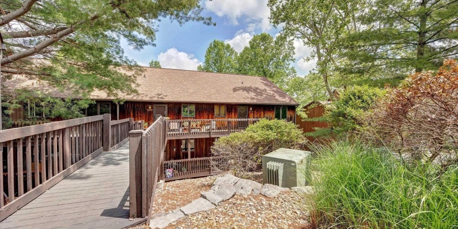 1881 E Eagle Bay Drive, Bloomington, Indiana 47401,MLS,202518744