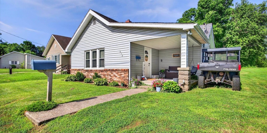 612 S Lewis Street, Bloomfield, Indiana 47424-1530,MLS,202526181