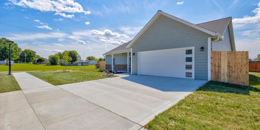 2102 Aruba Drive, Bedford, Indiana 47421,MLS,202536180