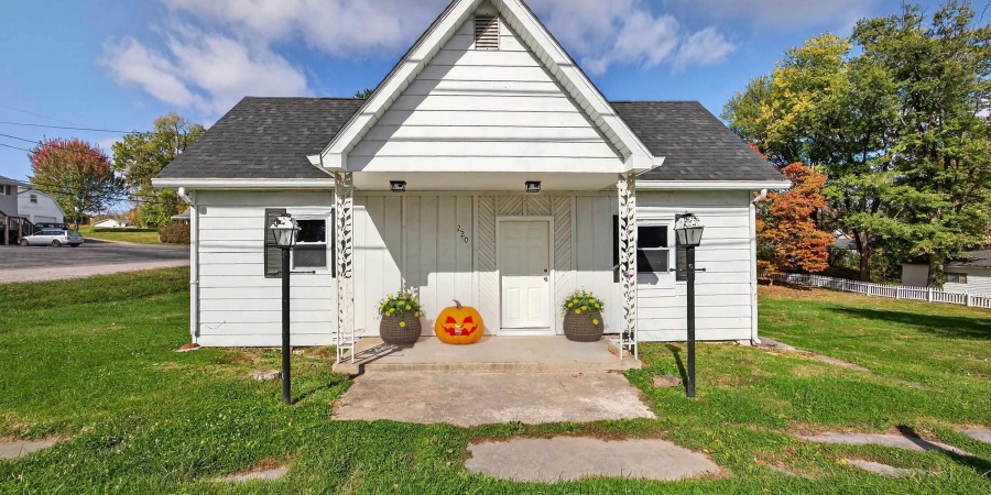 220 S 2nd Street, Ellettsville, Indiana 47429,MLS,202544107