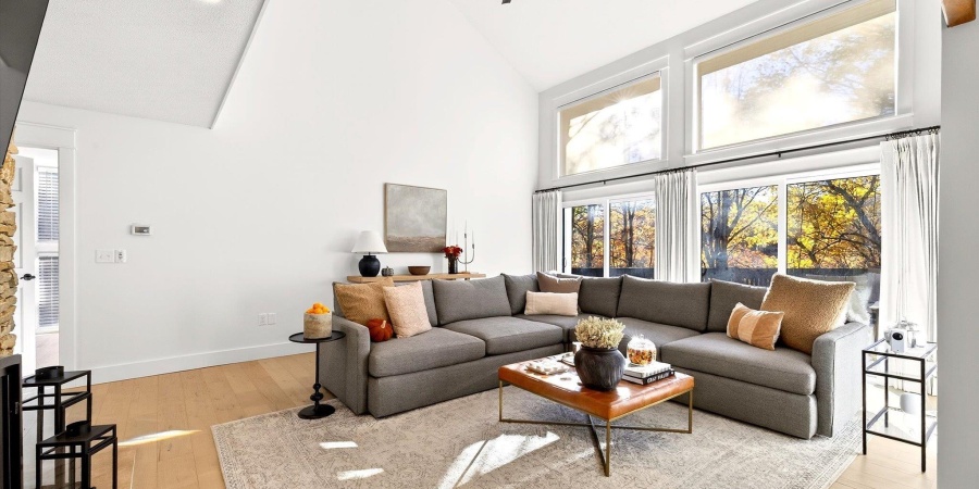 9428 S Harbour Pointe Drive, Bloomington, Indiana 47401,MLS,202545168