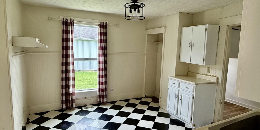 921 Lincoln Avenue, Bedford, Indiana 47421,MLS,202520903