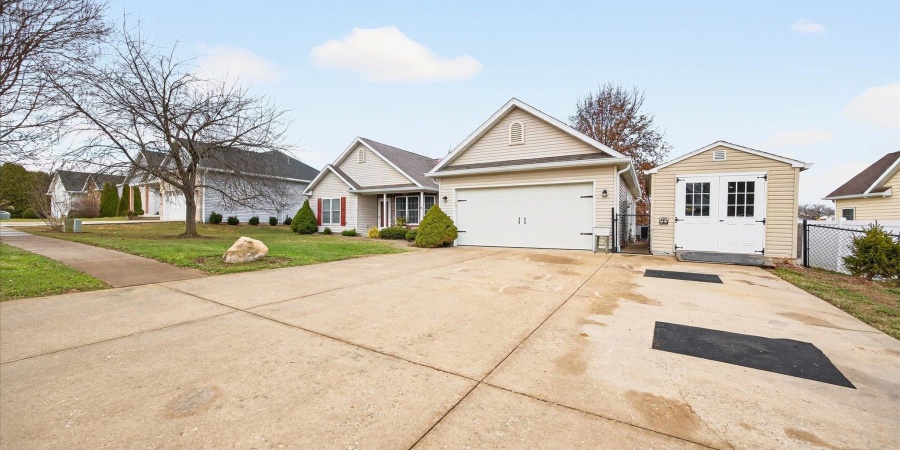 7404 W Higgins Court, Ellettsville, Indiana 47429-2204,MLS,202601193