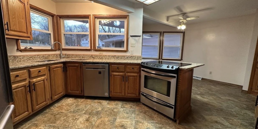 633 S Washington Street, Bloomfield, Indiana 47424,MLS,202601240