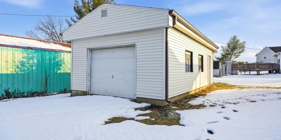 1818 E Street, Bedford, Indiana 47421,MLS,202604463