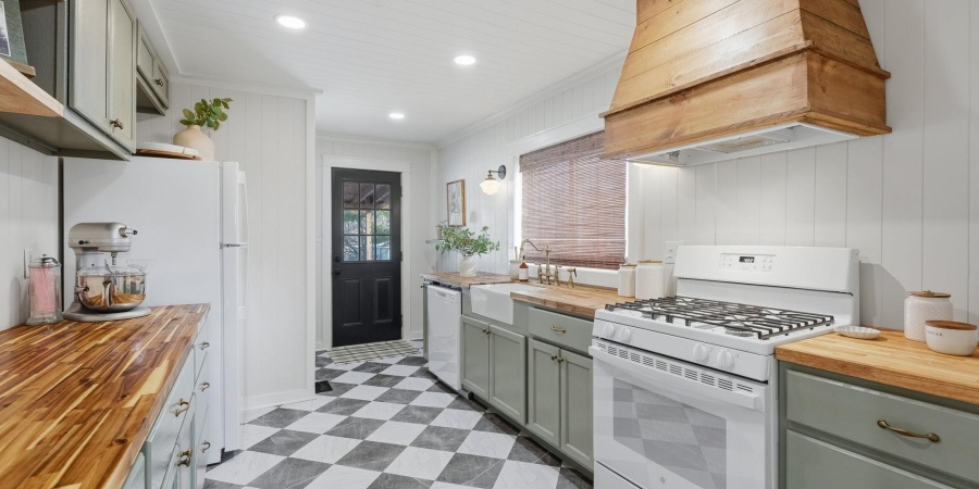 1818 E Street, Bedford, Indiana 47421,MLS,202604463